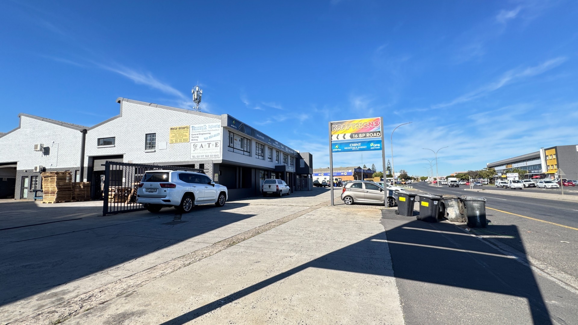 424m² Industrial Property with Retail space To Let on Montague Gardens, Cape Town