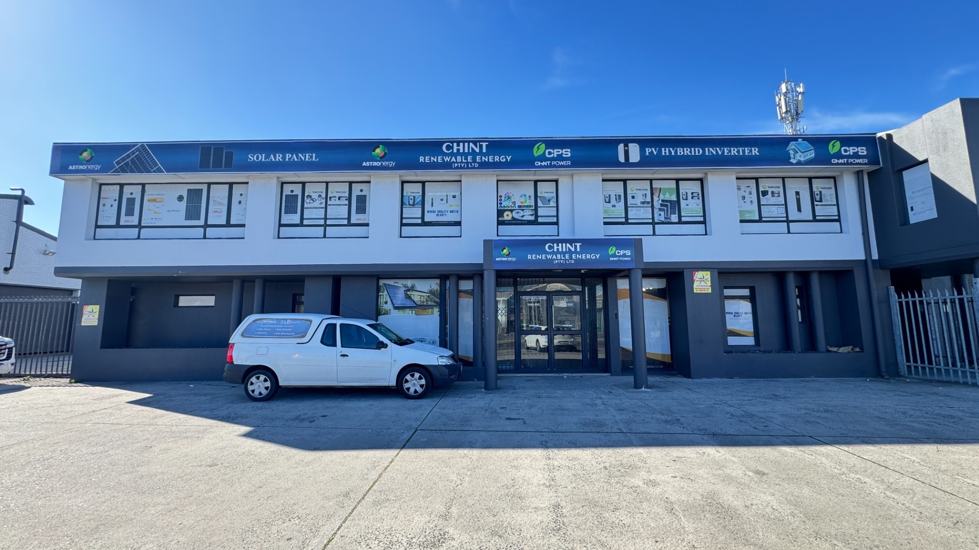 424m² Industrial Property with Retail space To Let on Montague Gardens, Cape Town
