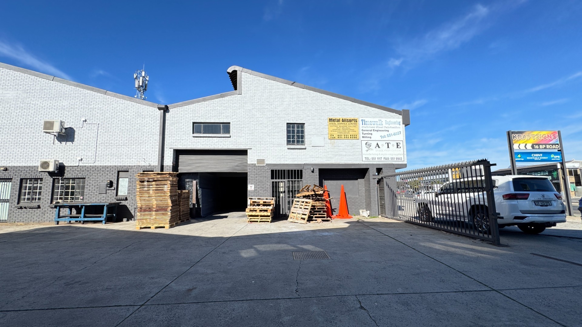 424m² Industrial Property with Retail space To Let on Montague Gardens, Cape Town