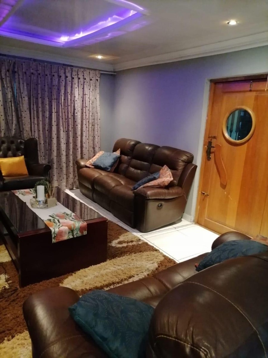 House For Sale in Kanyamazane, Nsikazi