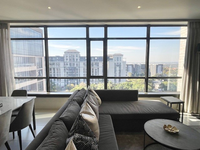 Exquisitely furnished 2 bed upper floor apartment