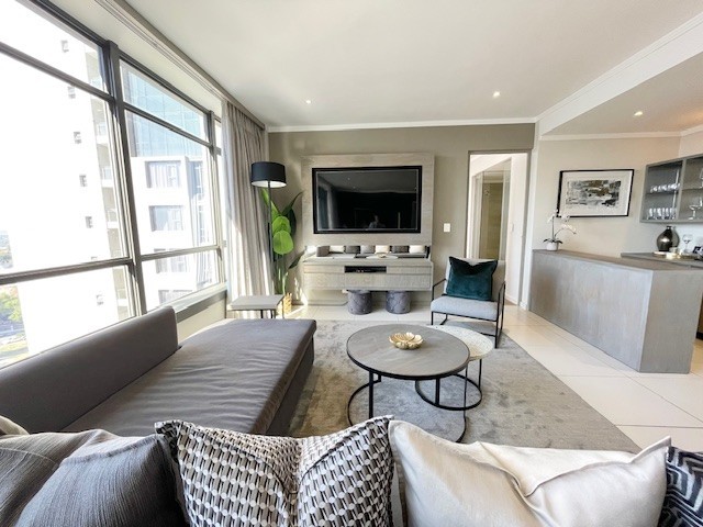 Exquisitely furnished 2 bed upper floor apartment
