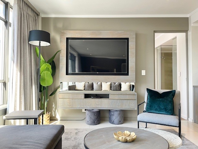Exquisitely furnished 2 bed upper floor apartment