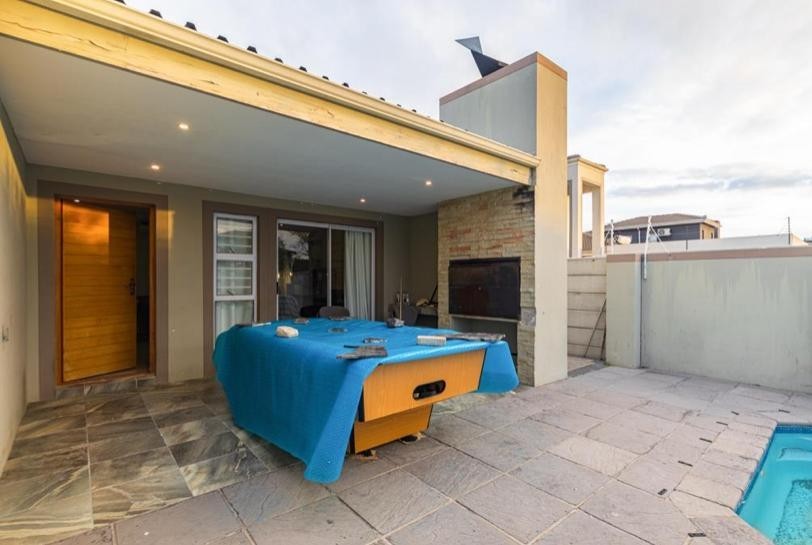 Family Home in Sandown Blouberg