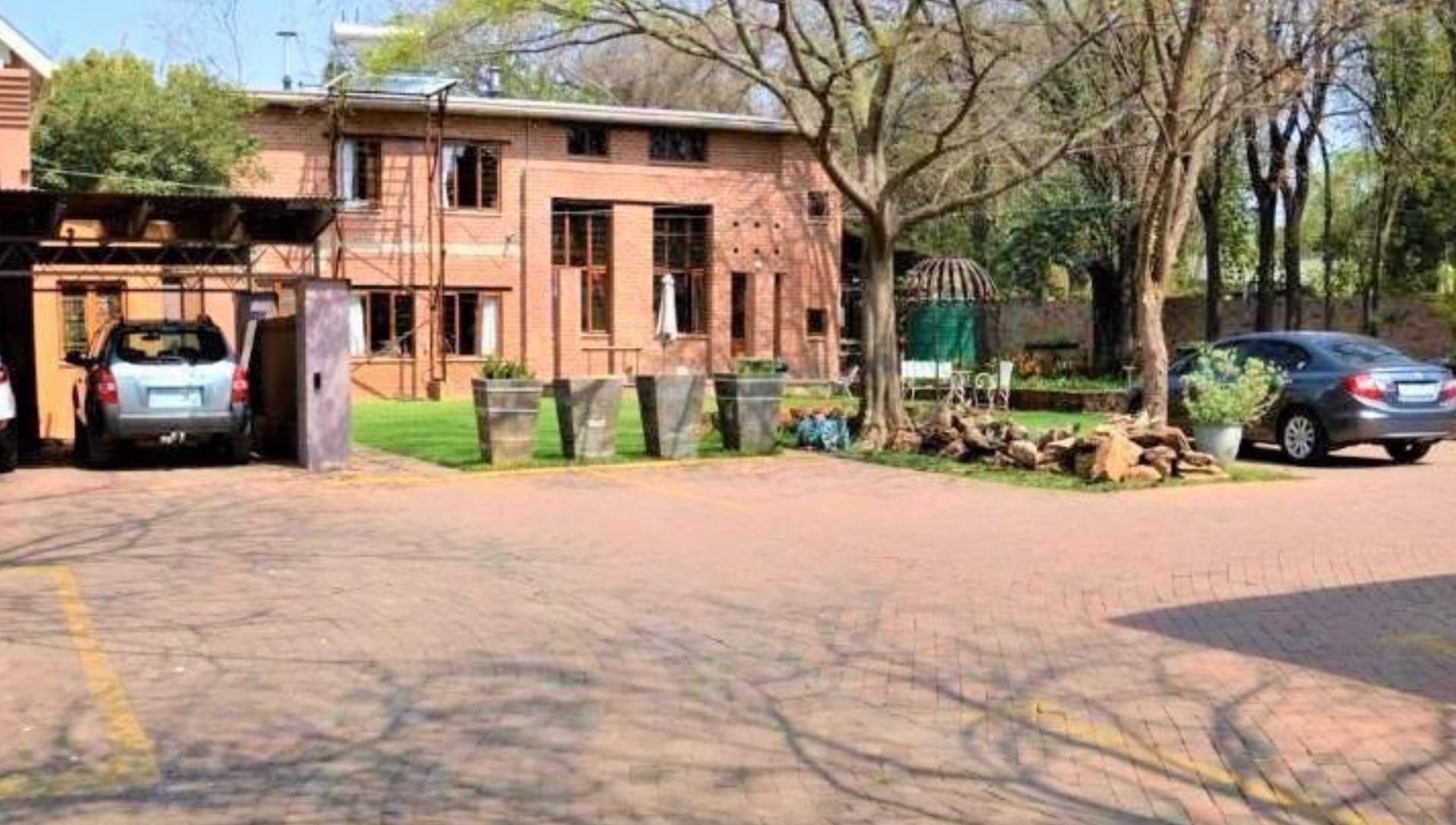 Delux Guesthouse And Investment Opportunity - Prime Pretoria Location (Close to HPC And TUKS)