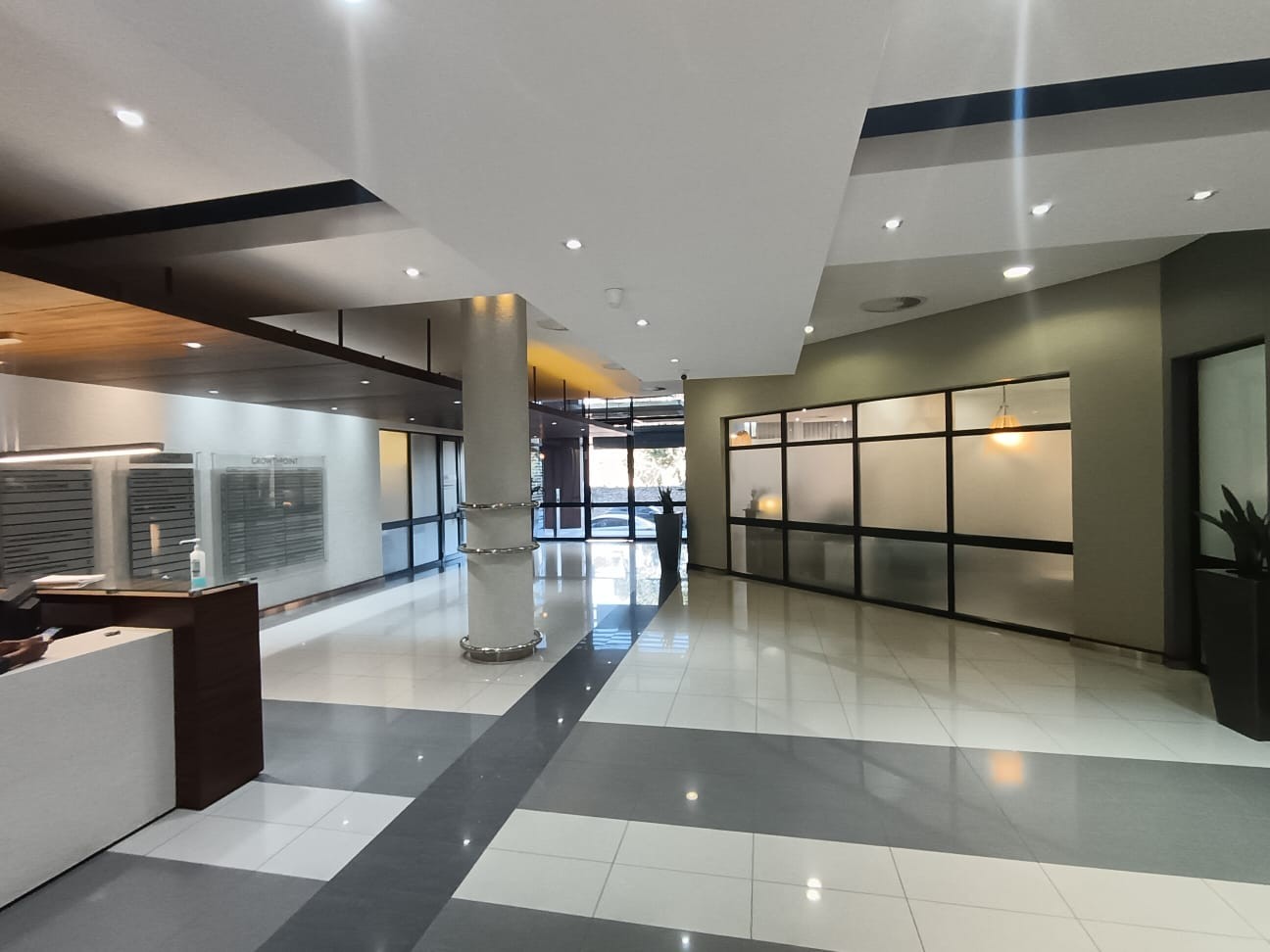 135.54m² Ground Floor Retail Space To Let | Mayfair on the Lake