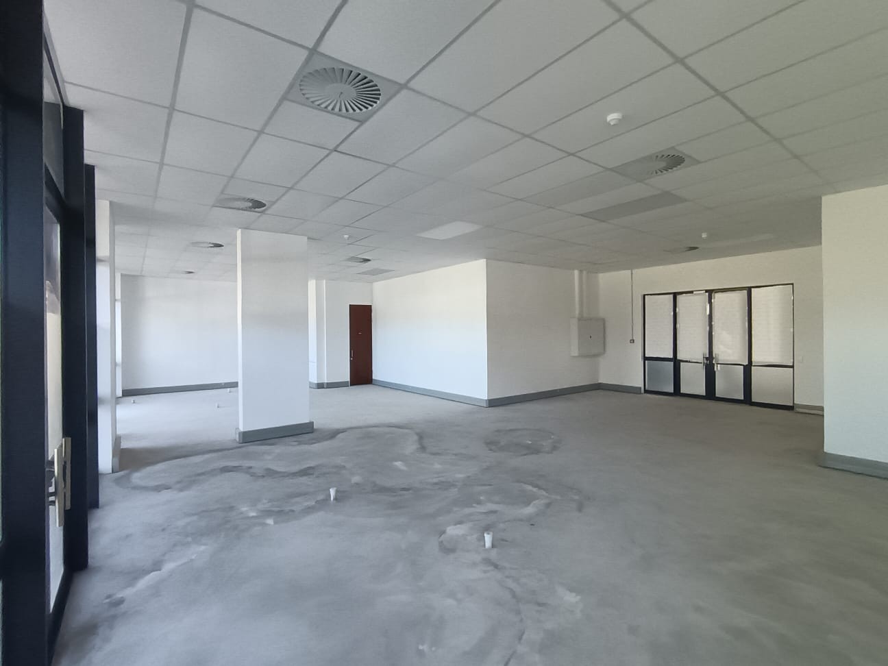 135.54m² Ground Floor Retail Space To Let | Mayfair on the Lake