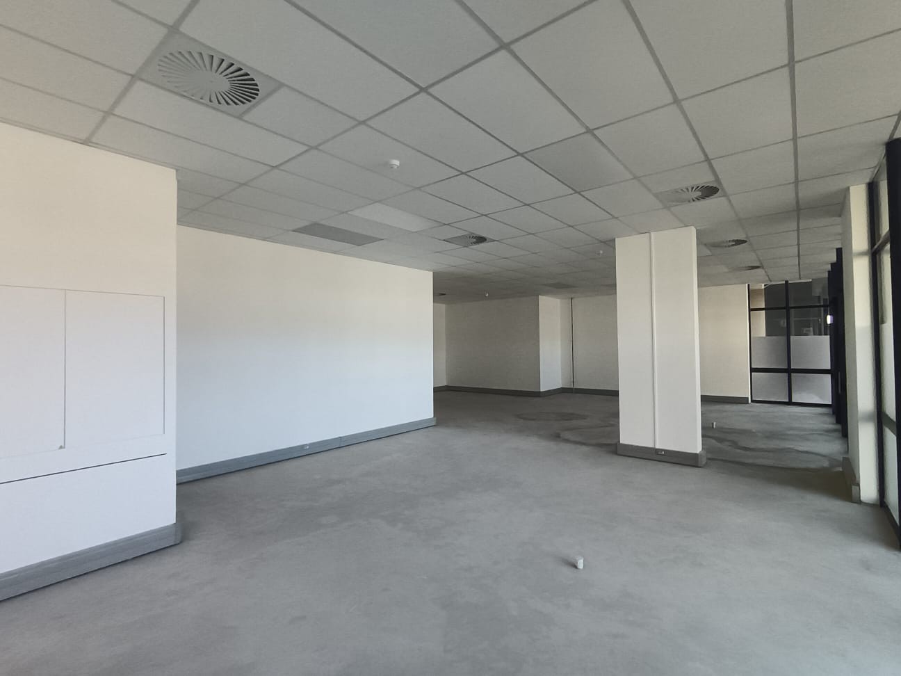 135.54m² Ground Floor Retail Space To Let | Mayfair on the Lake