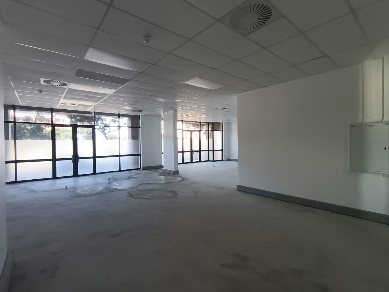 135.54m² Ground Floor Retail Space To Let | Mayfair on the Lake