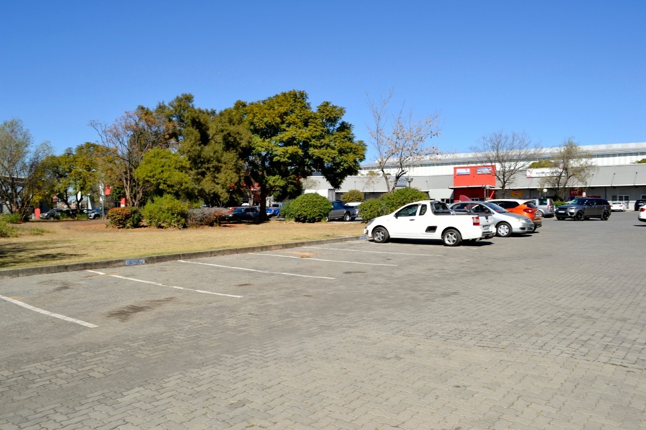 MINI UNIT, 150 SQM AT R 13 500 PM, IN MULTI TENANTED RETAIL OUTLET ON BUSY WITKKOPEN RD BLOUBOSRAND