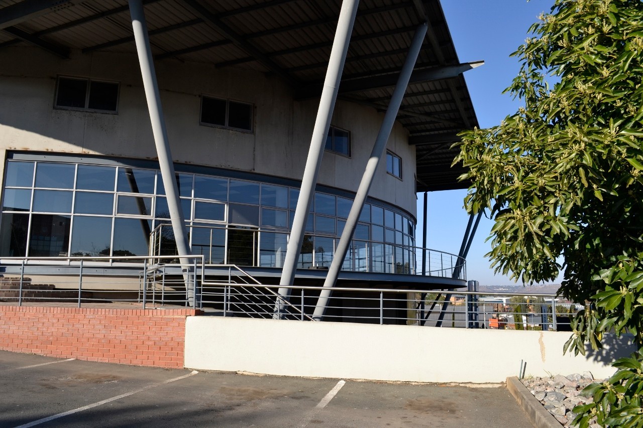 RETAIL OPPORTUNITY, 915sqm, WITH OUTSTANDING EXPOSURE TO BUSY BEYERS NAUDE DRIVE.
