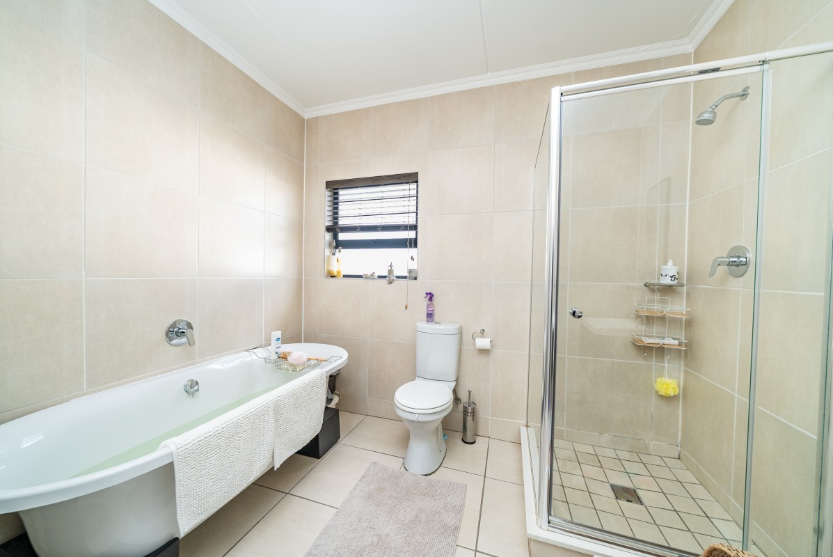 Modern, Secure 2 Bedroom Apartment-Lock up and Go