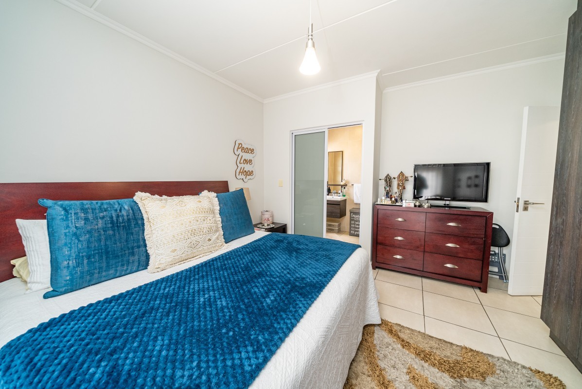 Modern, Secure 2 Bedroom Apartment-Lock up and Go