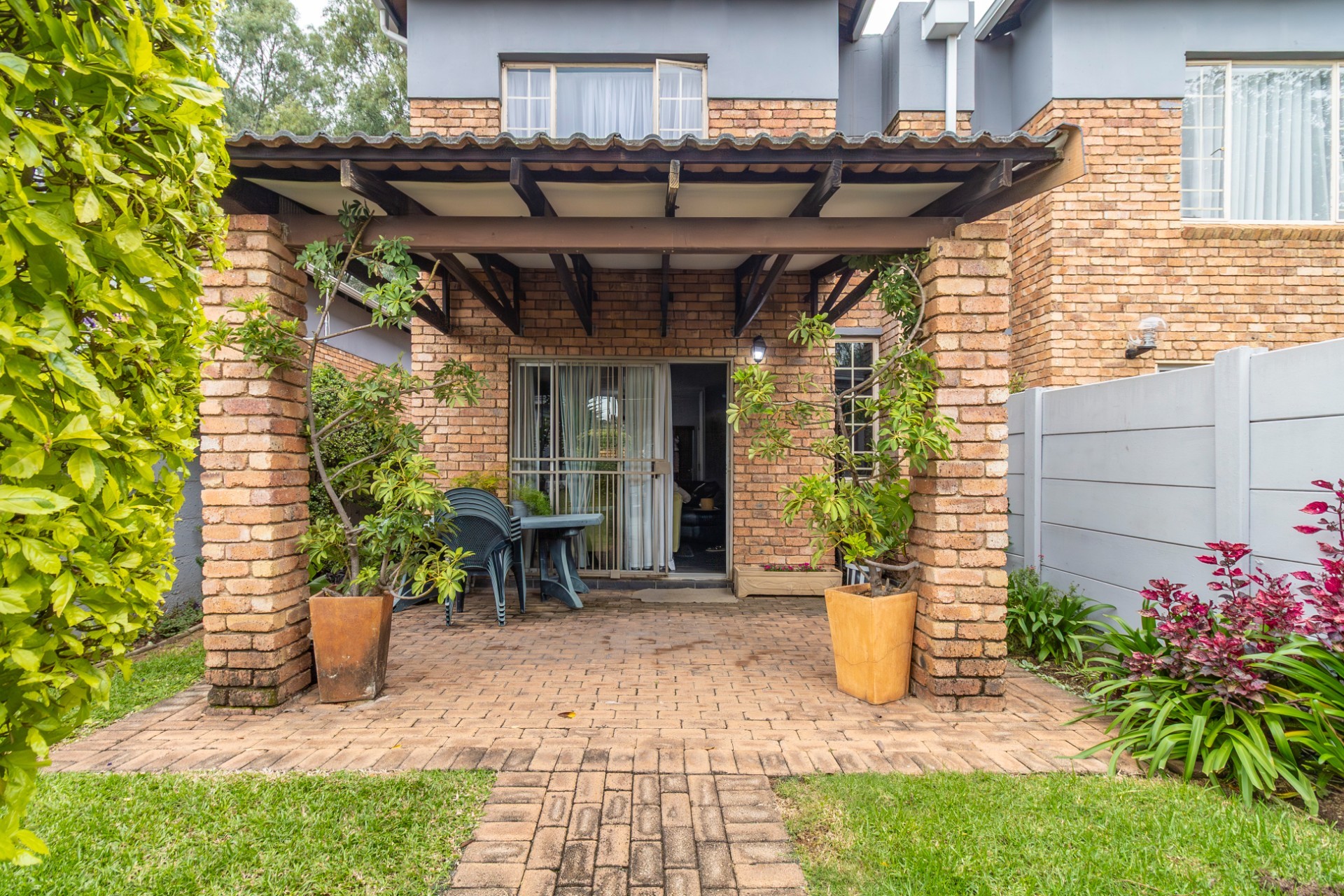 Spacious 2-Bedroom Duplex with Garden in North Riding