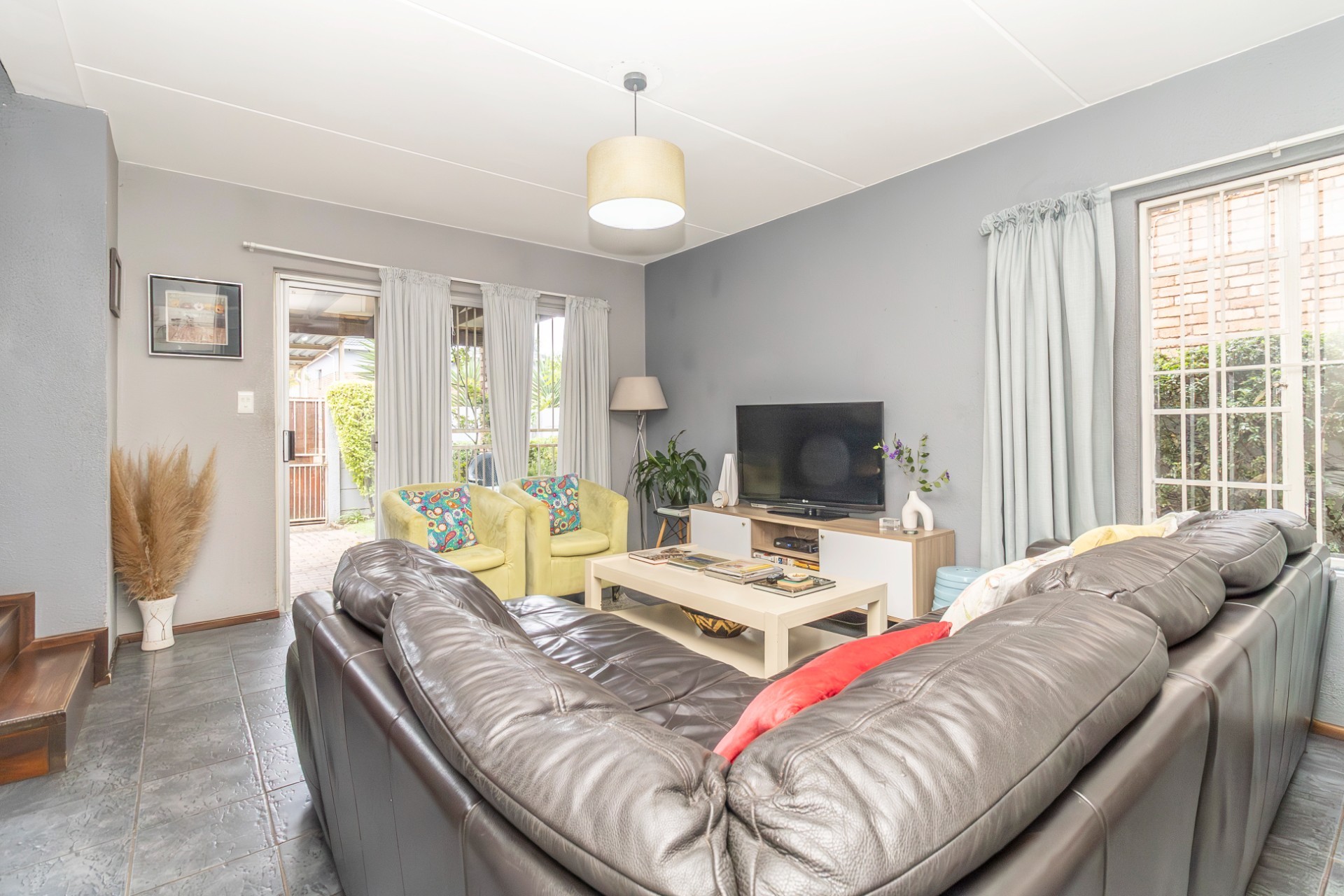 Spacious 2-Bedroom Duplex with Garden in North Riding