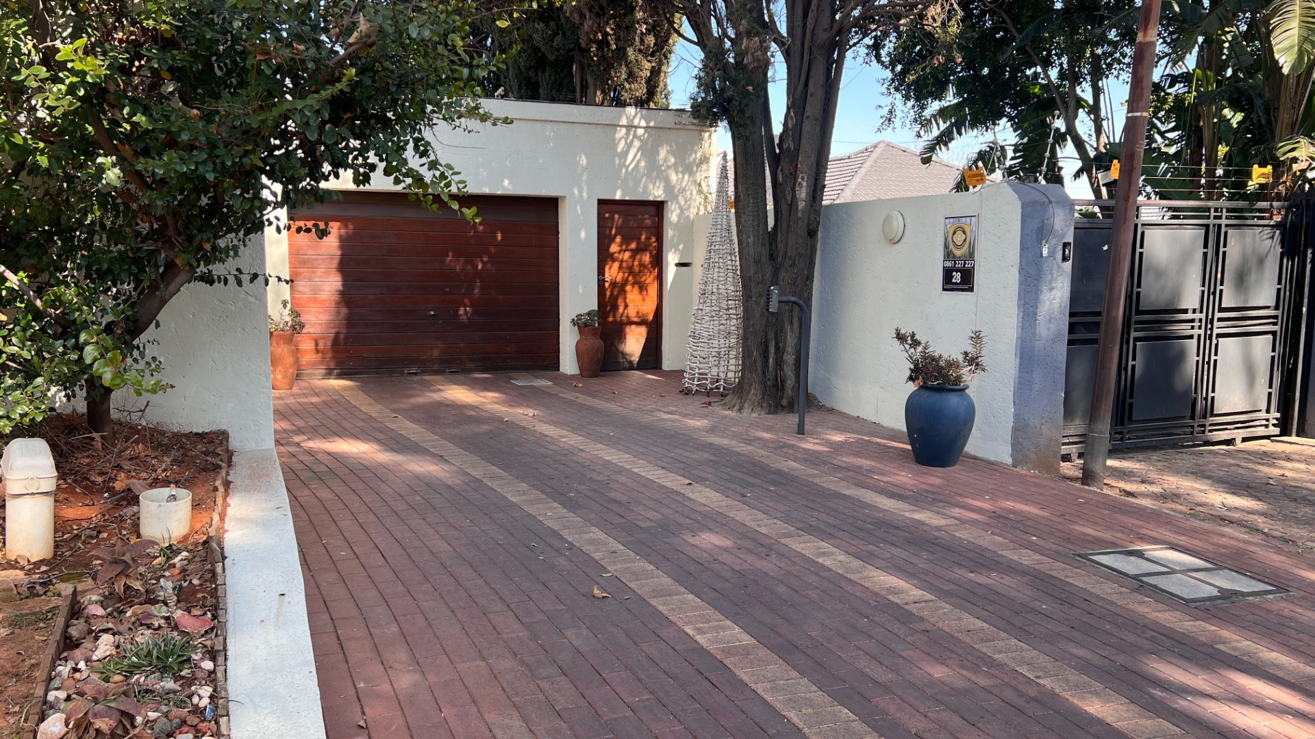 Cottage for rent in Highlands North, Johannesburg, 55 m²