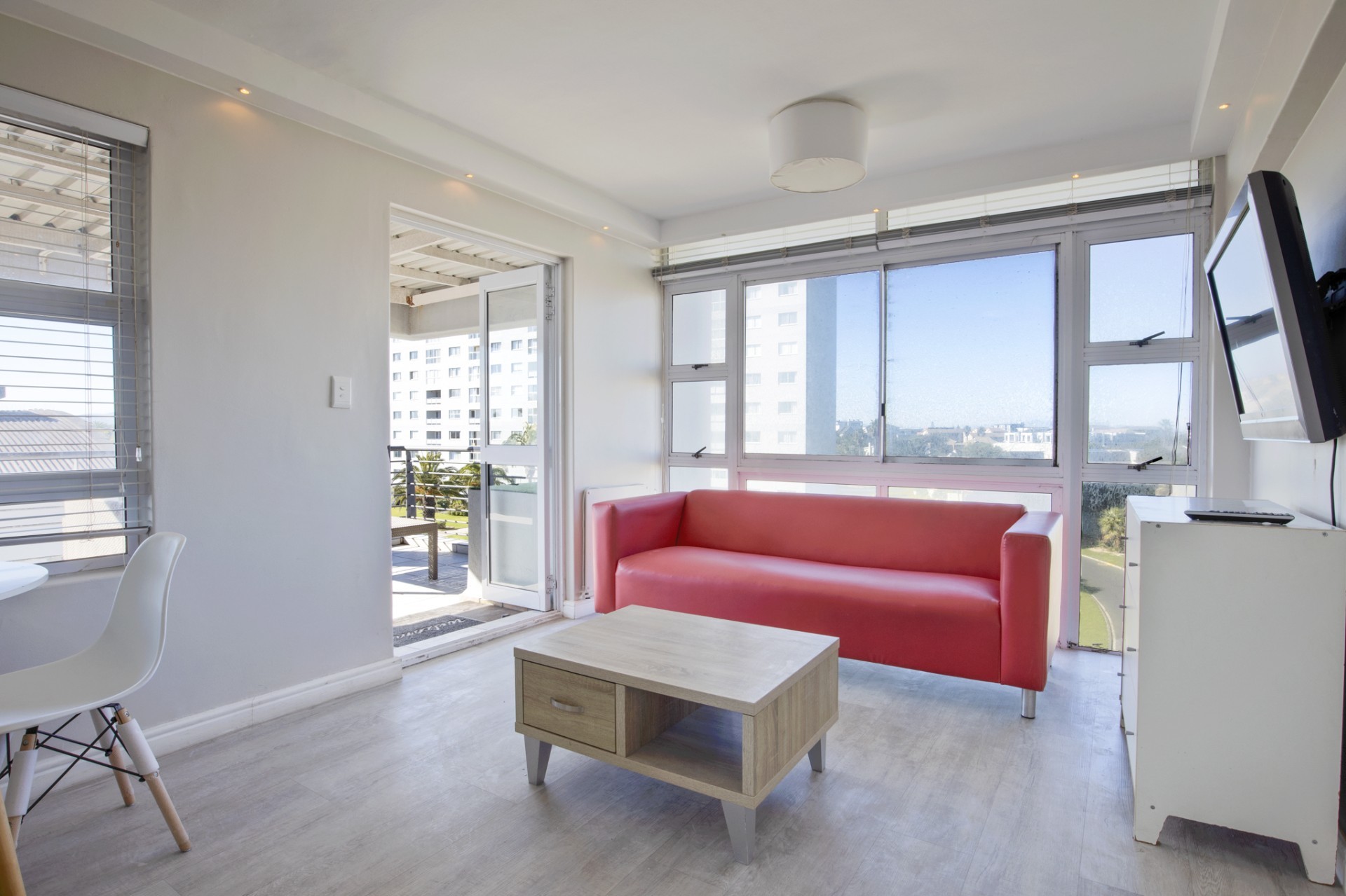 Modern 2-Bedroom Apartment. A 5-min Walk to the Beach