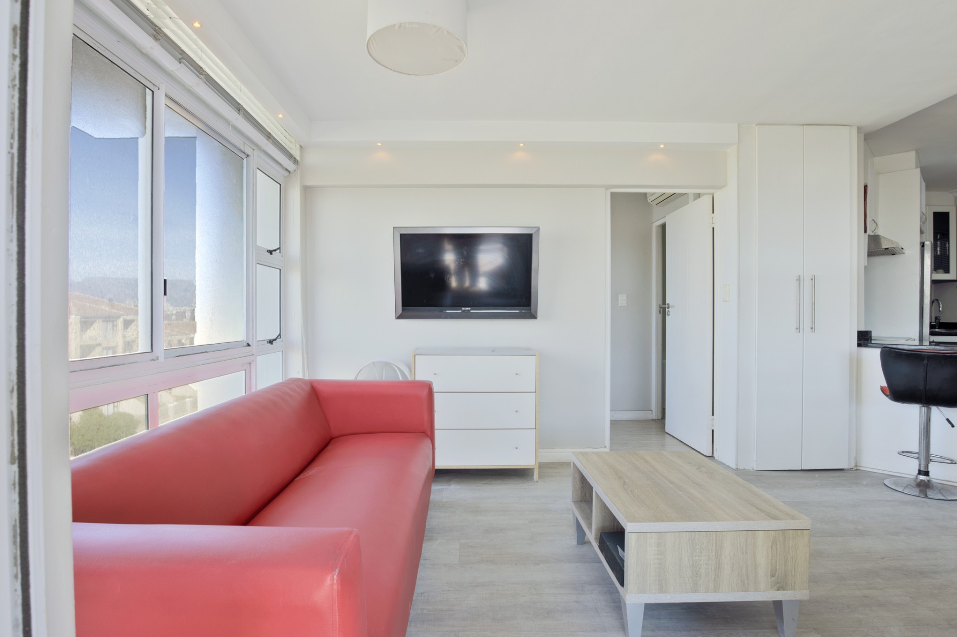 Modern 2-Bedroom Apartment. A 5-min Walk to the Beach