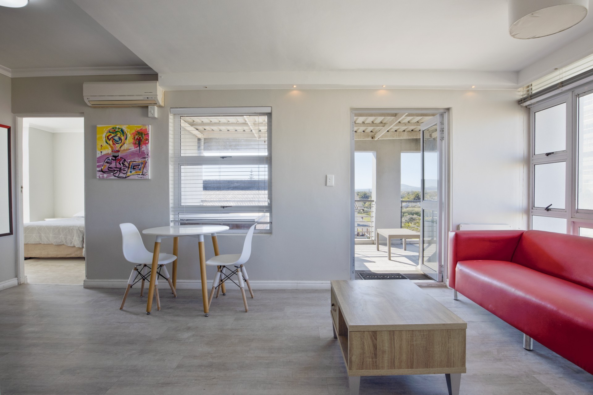 Modern 2-Bedroom Apartment. A 5-min Walk to the Beach