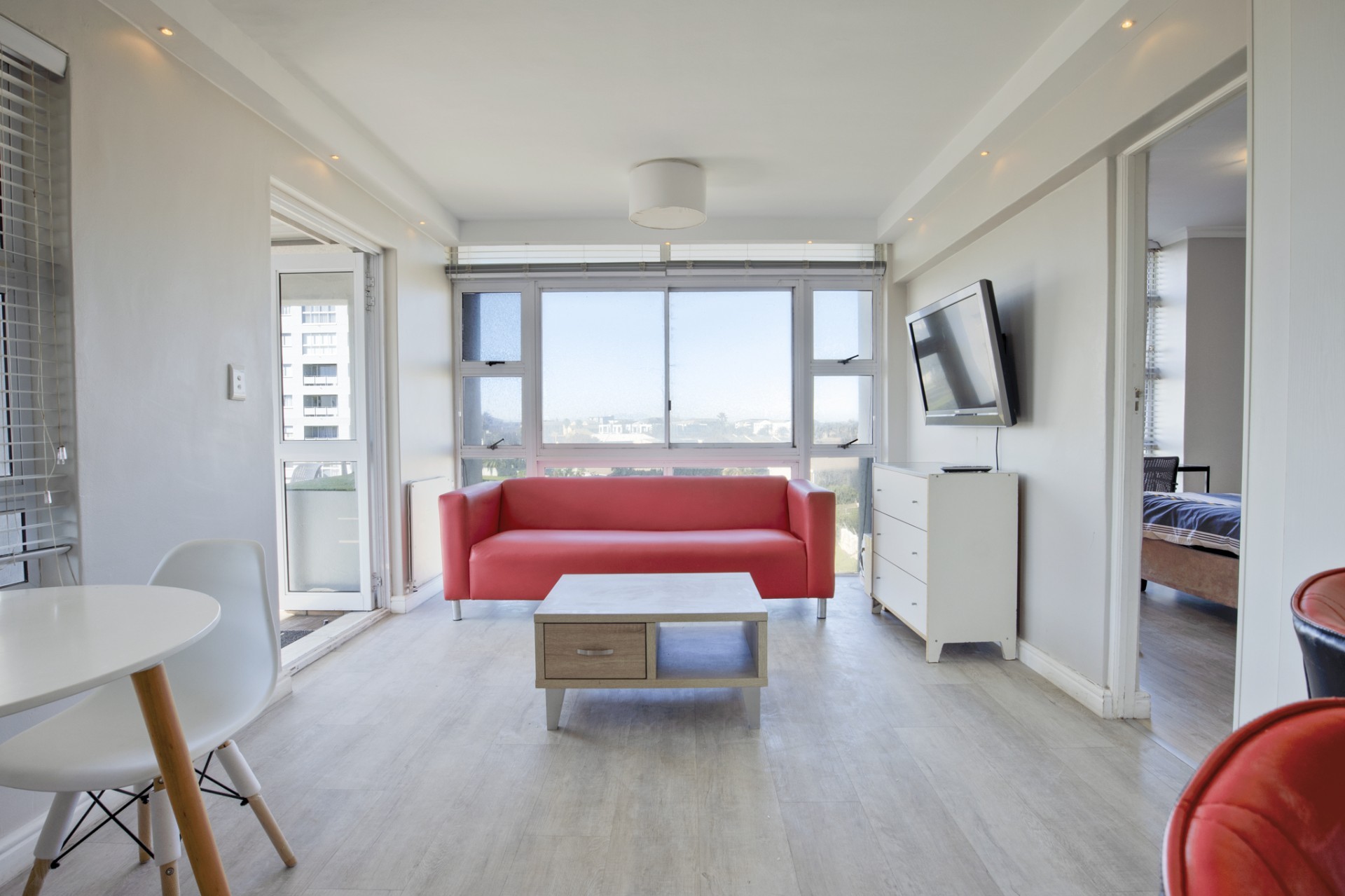 Modern 2-Bedroom Apartment. A 5-min Walk to the Beach