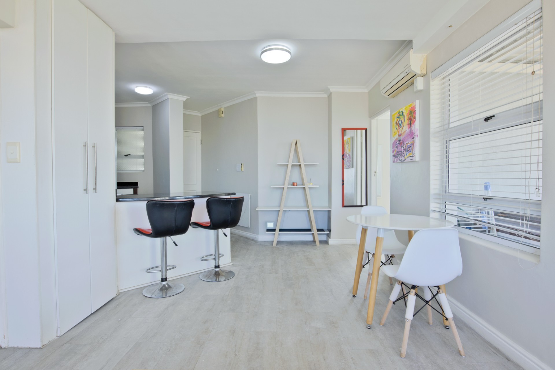 Modern 2-Bedroom Apartment. A 5-min Walk to the Beach