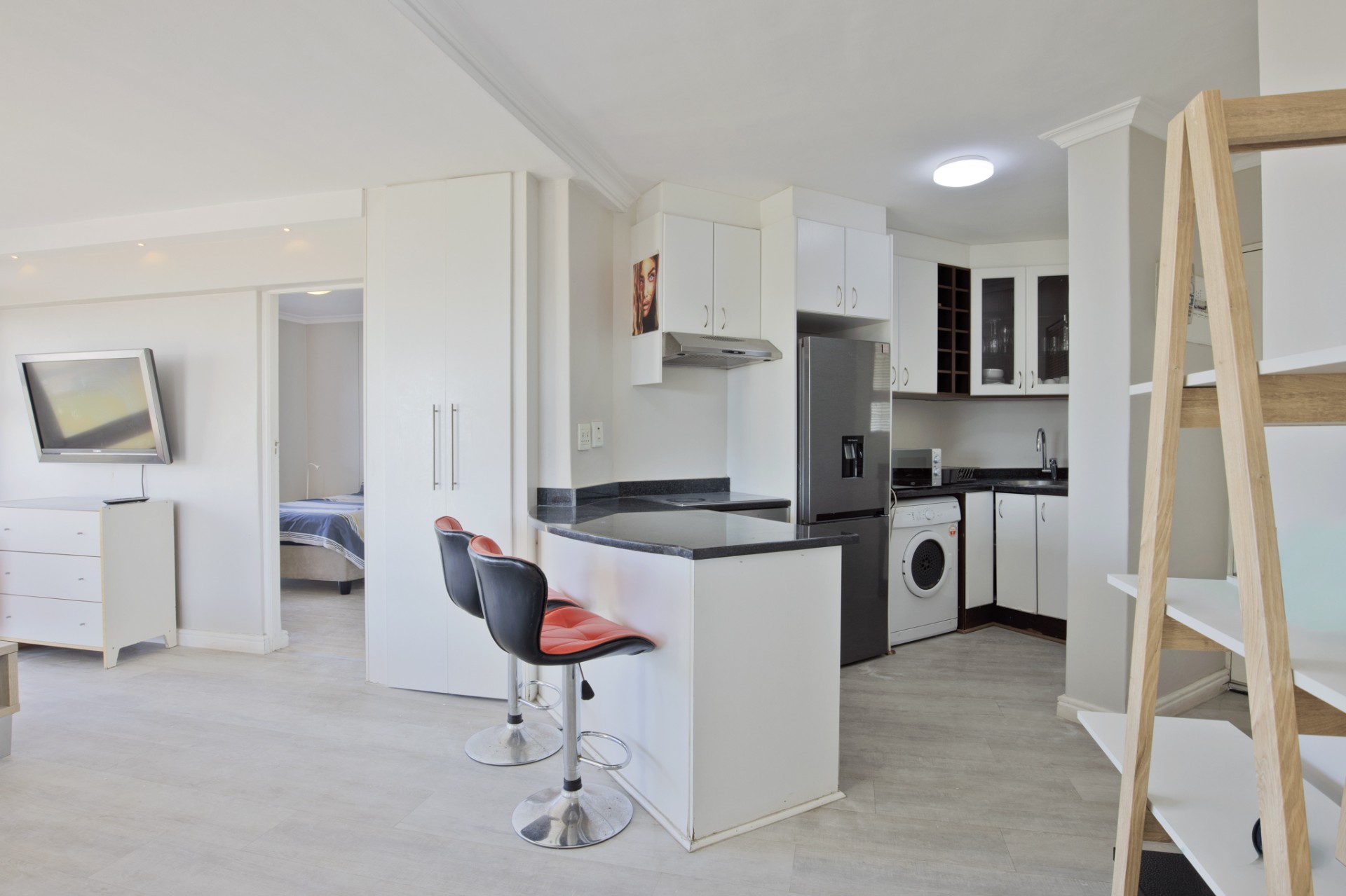 Modern 2-Bedroom Apartment. A 5-min Walk to the Beach