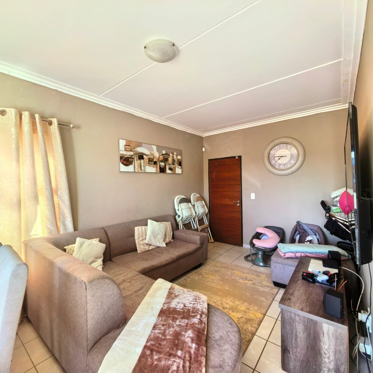 Home Sweet Home! 3 Bedrooms plus extra 2 bedrooms backroom.