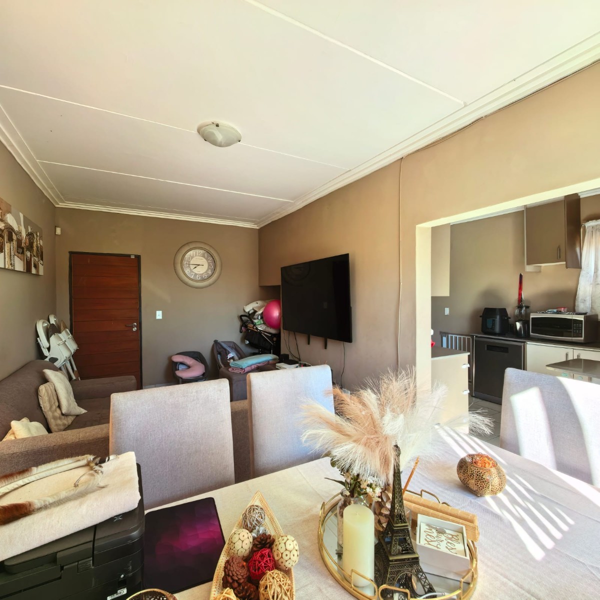 Home Sweet Home! 3 Bedrooms plus extra 2 bedrooms backroom.