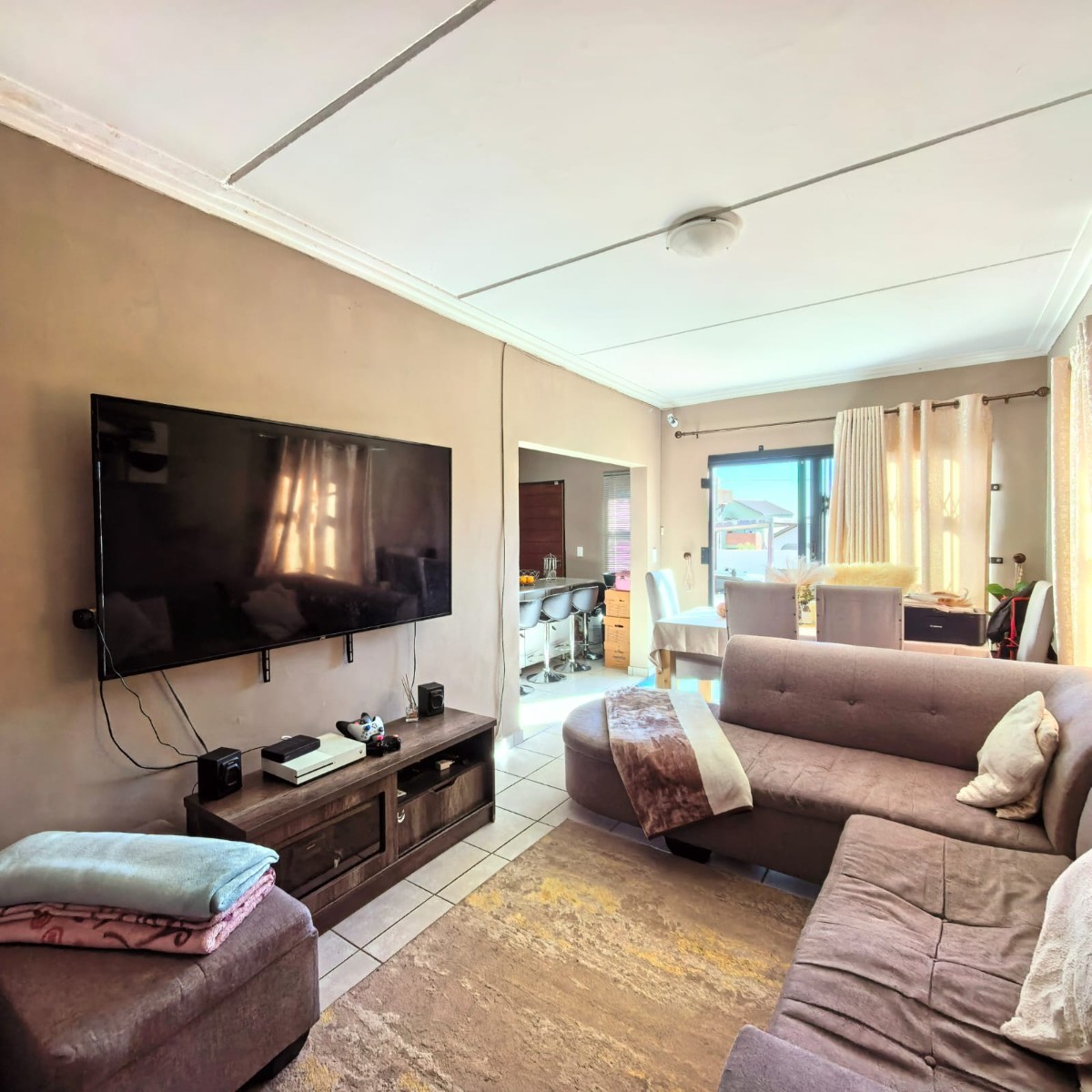 Home Sweet Home! 3 Bedrooms plus extra 2 bedrooms backroom.