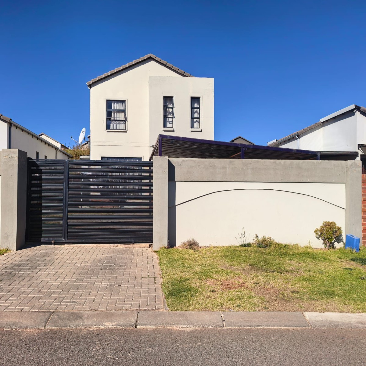 Home Sweet Home! 3 Bedrooms plus extra 2 bedrooms backroom.