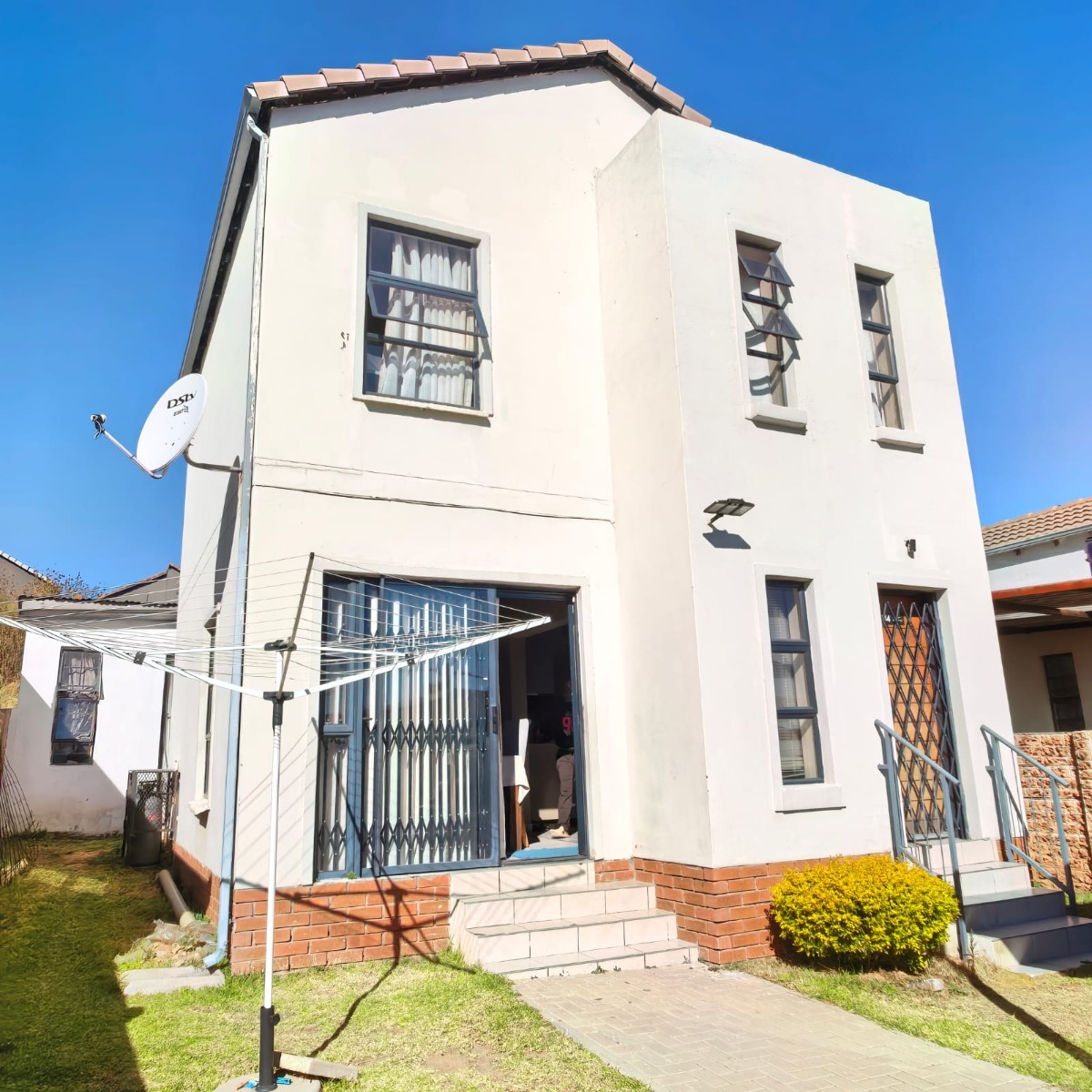 Home Sweet Home! 3 Bedrooms plus extra 2 bedrooms backroom.