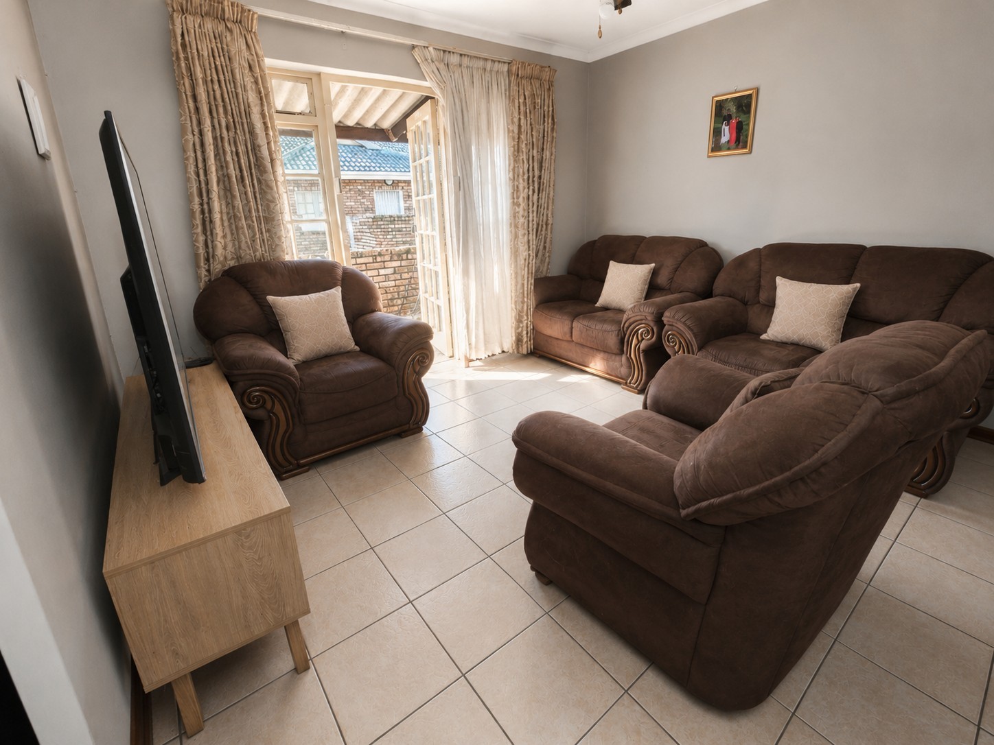 2 Bedroom simplex for sale in the heart of Meerensee