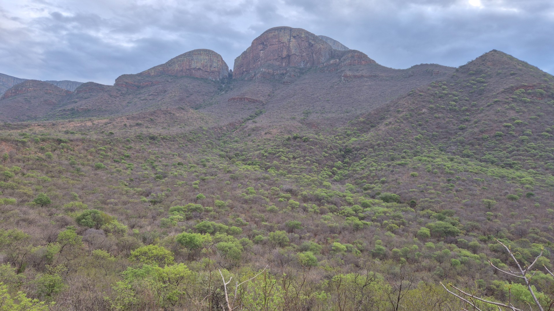 Located on the slopes of the Drakensberg Mountains with views over mountain and Limpopo, Hoedspruit