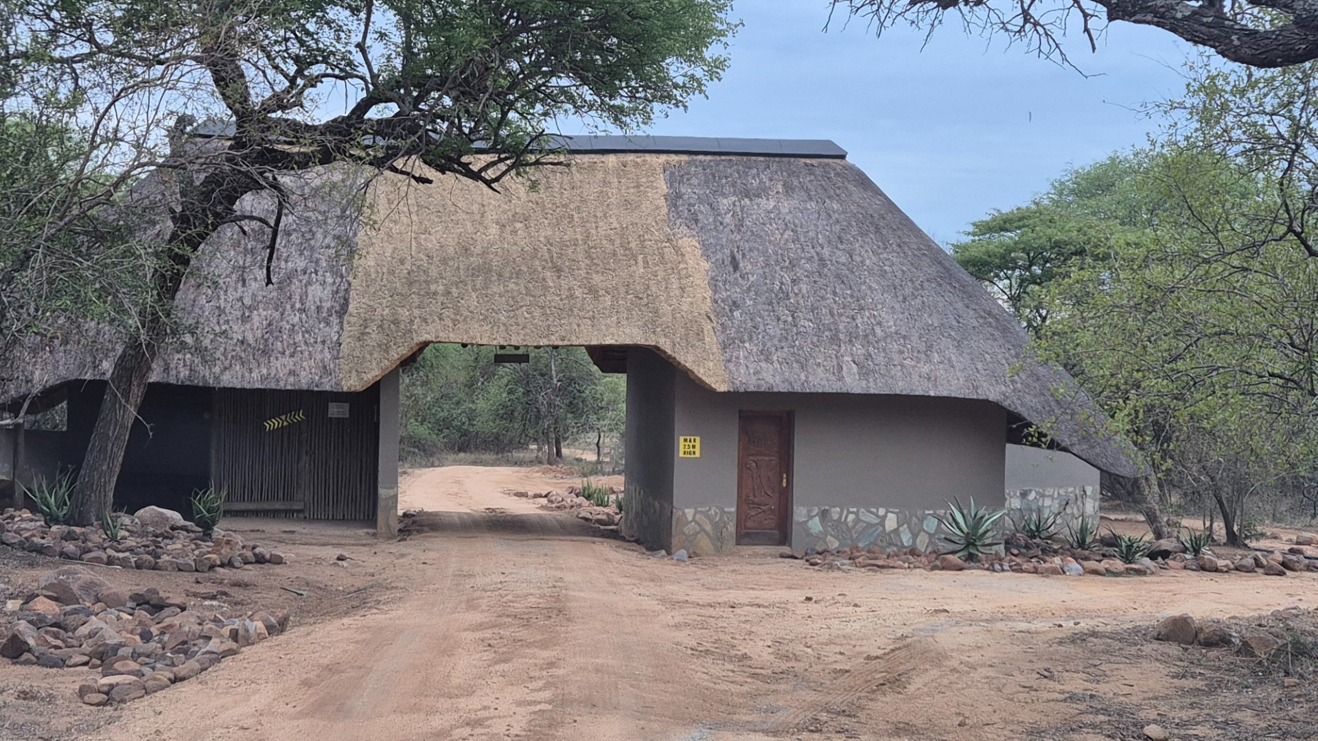 Located on the slopes of the Drakensberg Mountains with views over mountain and Limpopo, Hoedspruit