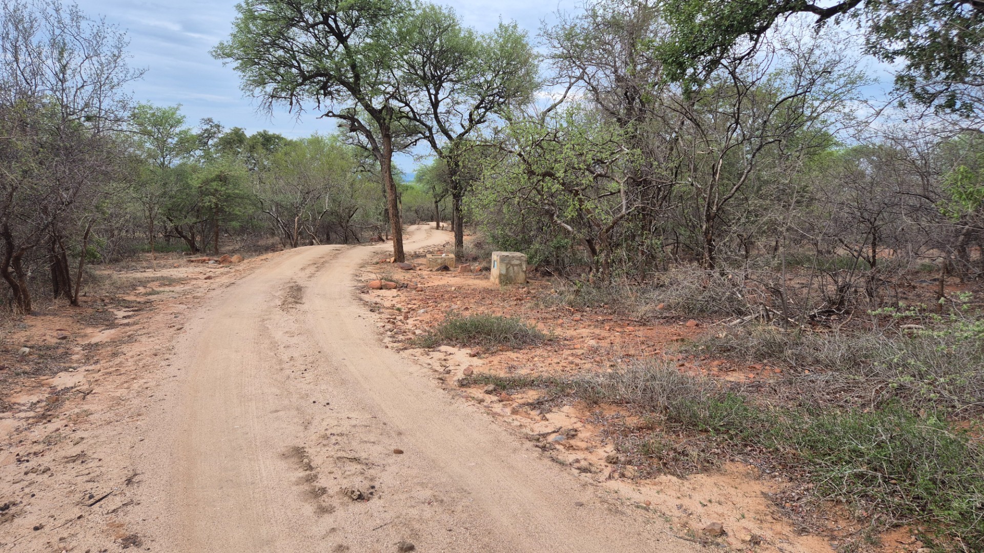 Located on the slopes of the Drakensberg Mountains with views over mountain and Limpopo, Hoedspruit