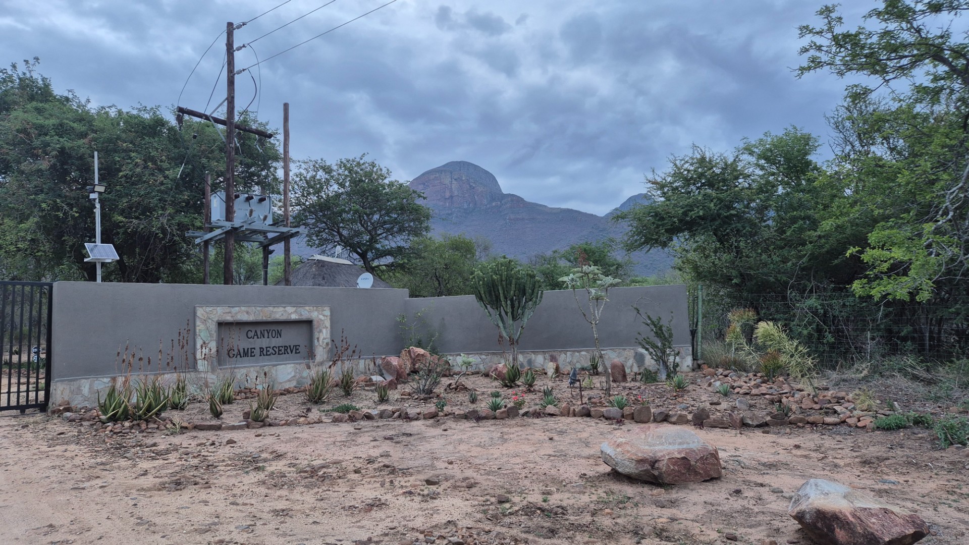 Located on the slopes of the Drakensberg Mountains with views over mountain and Limpopo, Hoedspruit