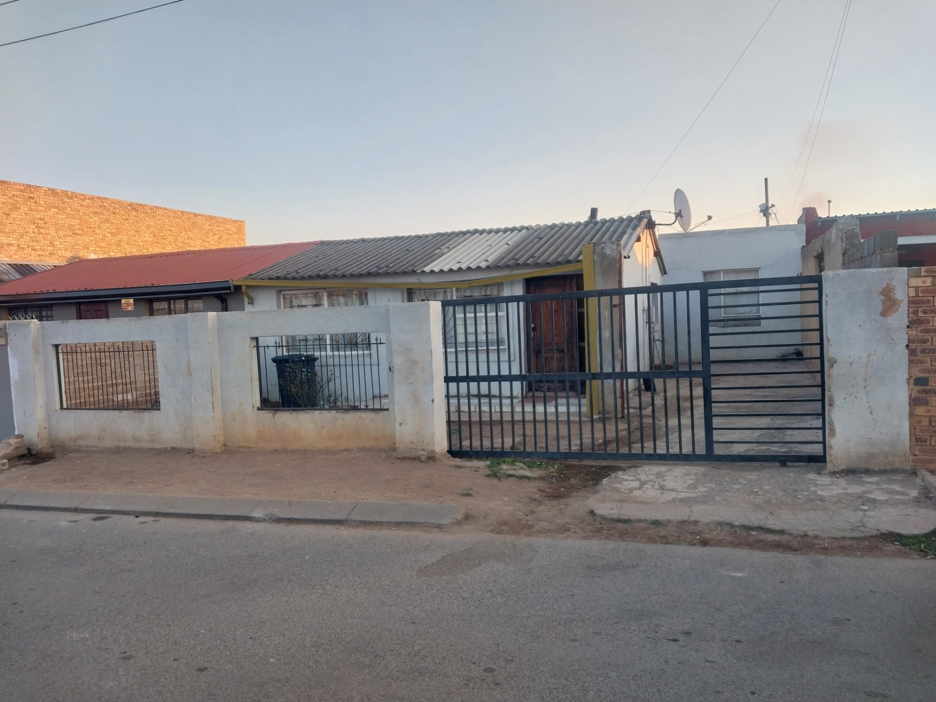 1 Room To Rent in Emdeni, Soweto