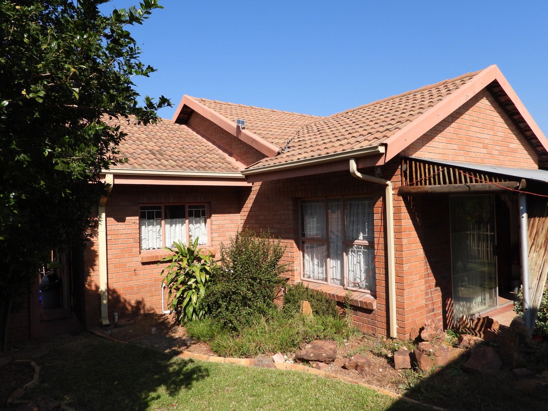 More Than Just a Home - Townhouse with Garden Cottage and Endless Possibilities
