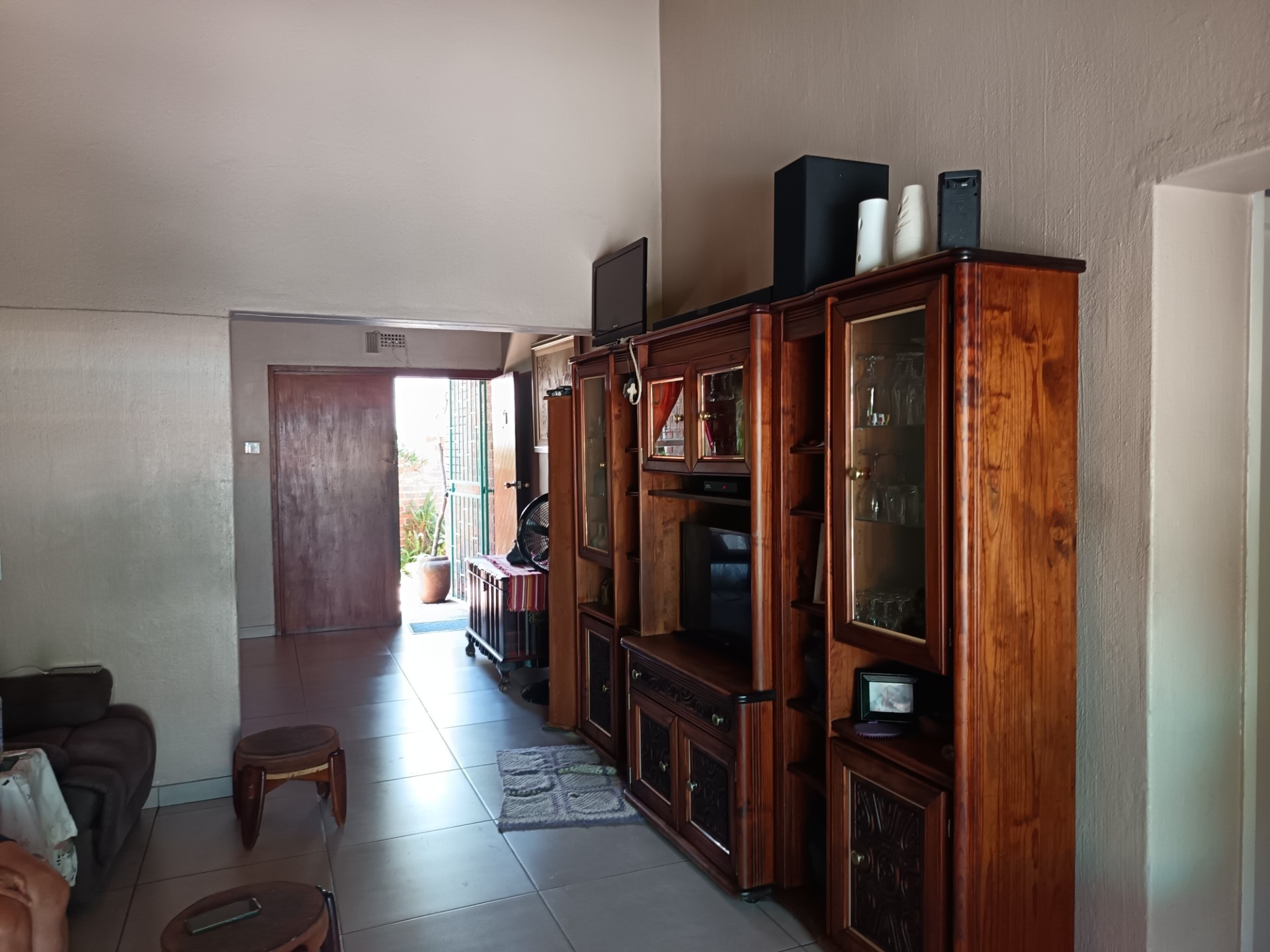 Family Home with 2 Income-Generating Cottages