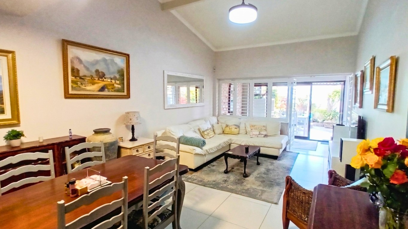 Modern townhouse in Seaspray. Gonubie