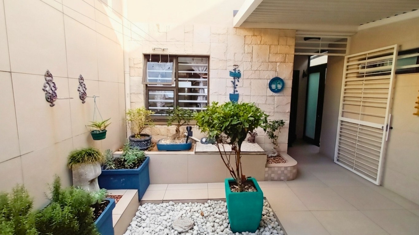 Modern townhouse in Seaspray. Gonubie