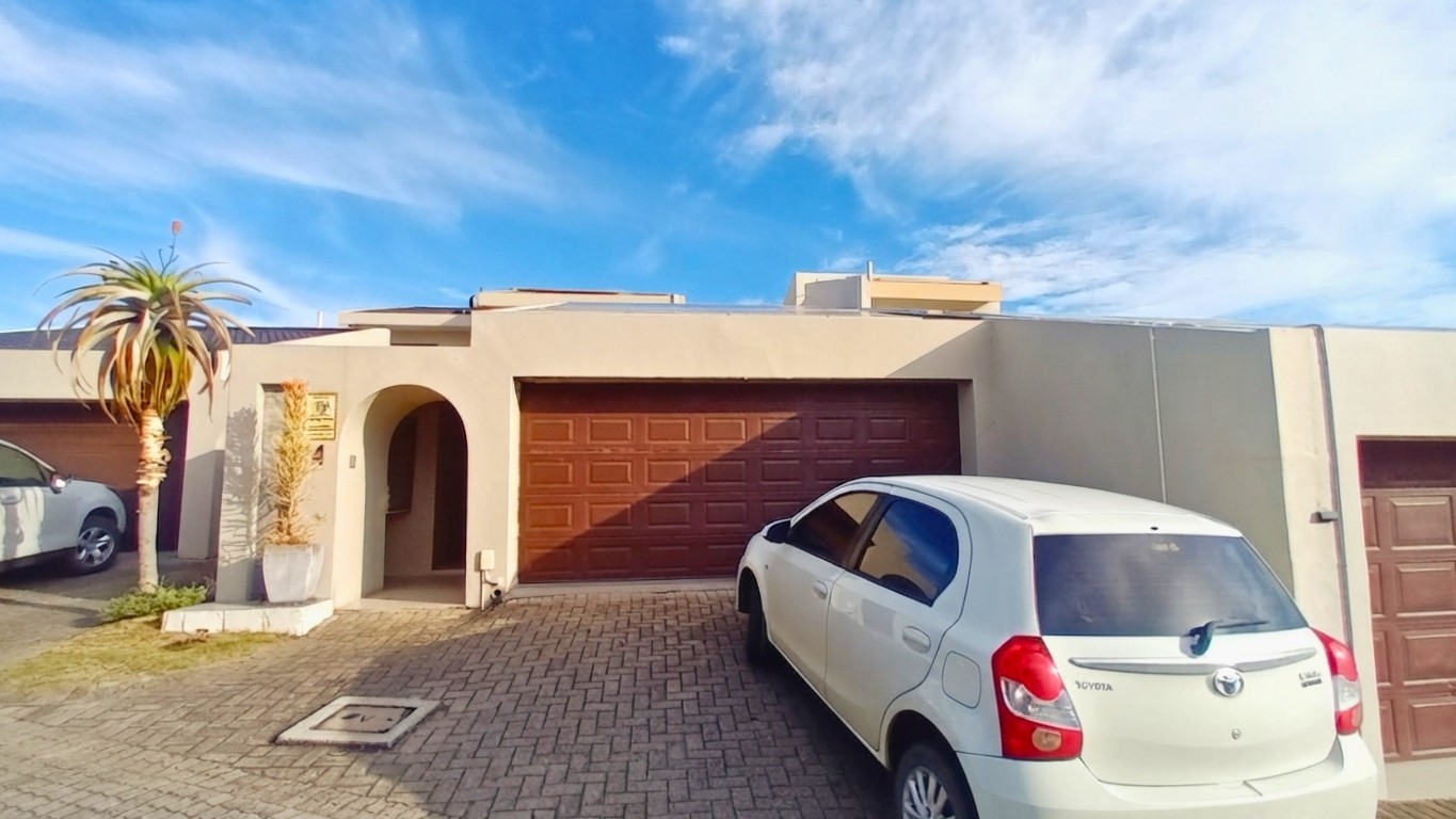 Modern townhouse in Seaspray. Gonubie
