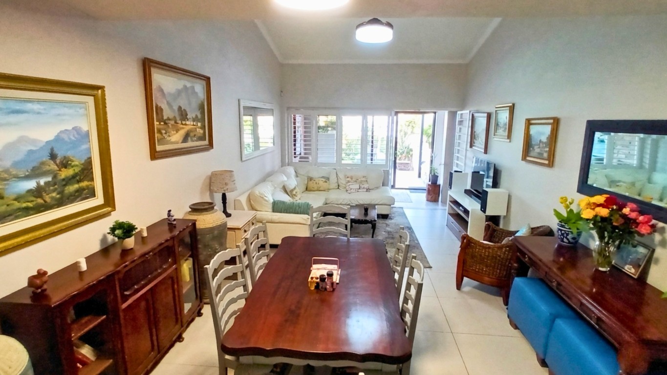 Modern townhouse in Seaspray. Gonubie