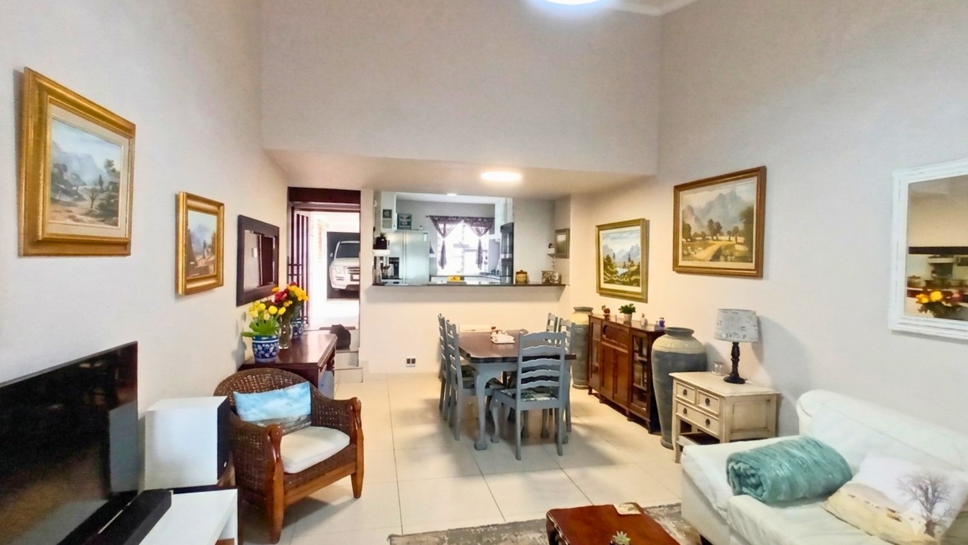 Modern townhouse in Seaspray. Gonubie