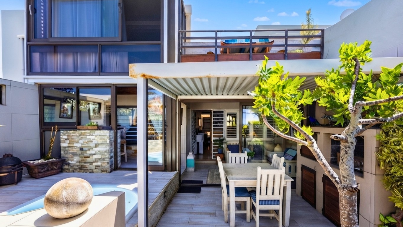 Modern townhouse in Seaspray. Gonubie