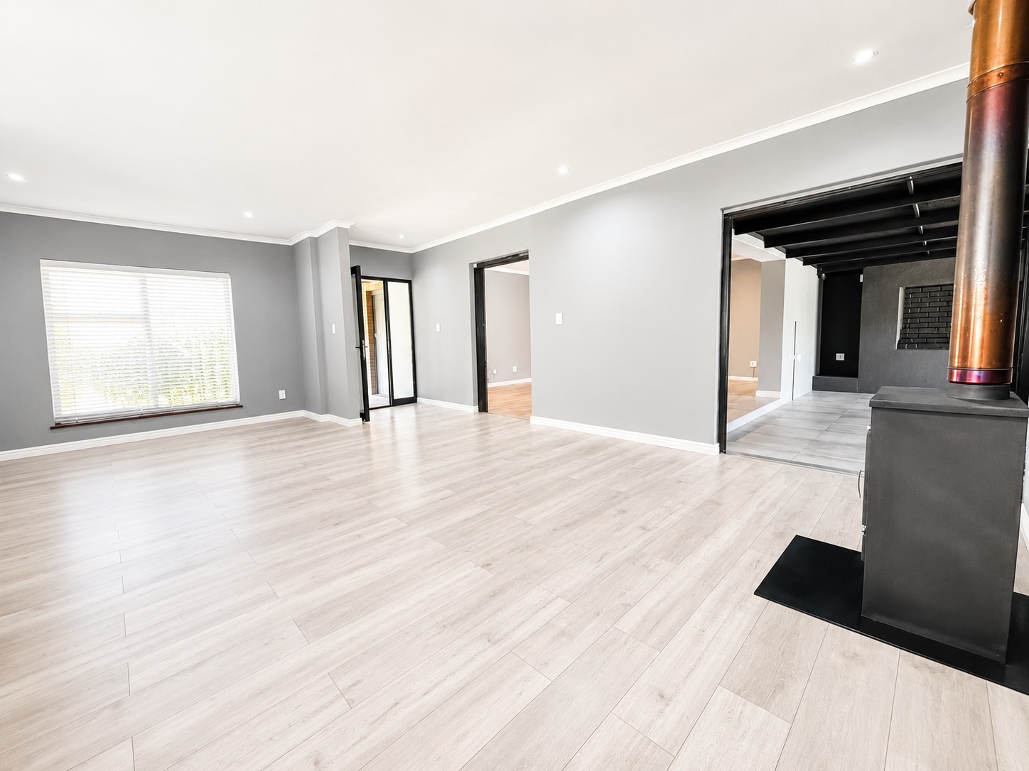 Modern 4 Bedroom Family Home with Pool and Entertainment Area!!!