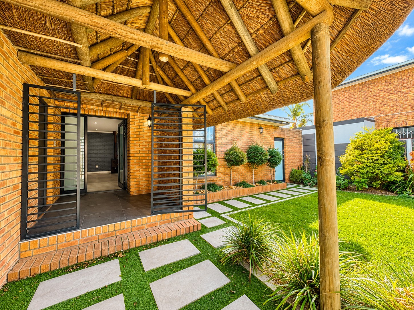 Modern 4 Bedroom Family Home with Pool and Entertainment Area!!!