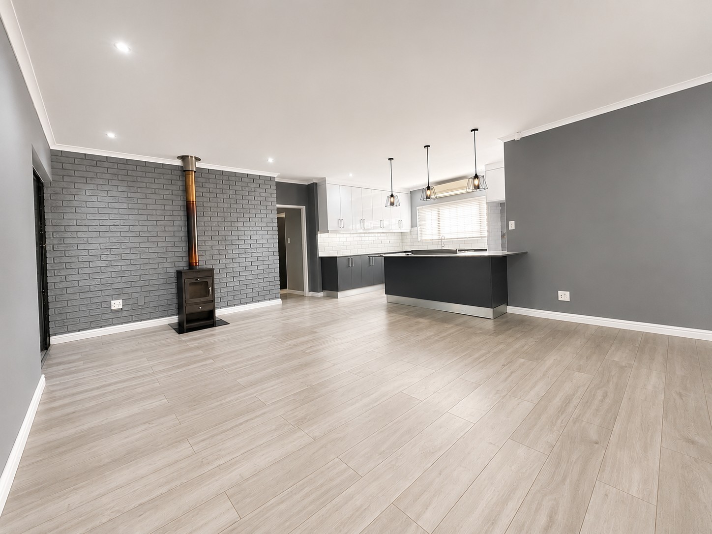 Modern 4 Bedroom Family Home with Pool and Entertainment Area!!!