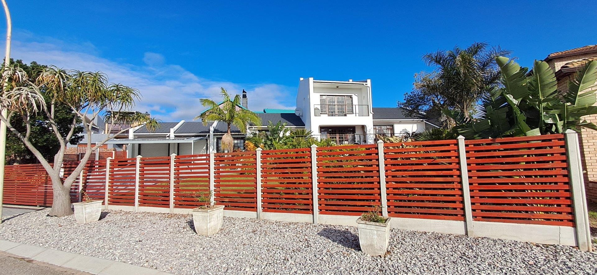 House for sale in Jeffreys Bay, 360 m²