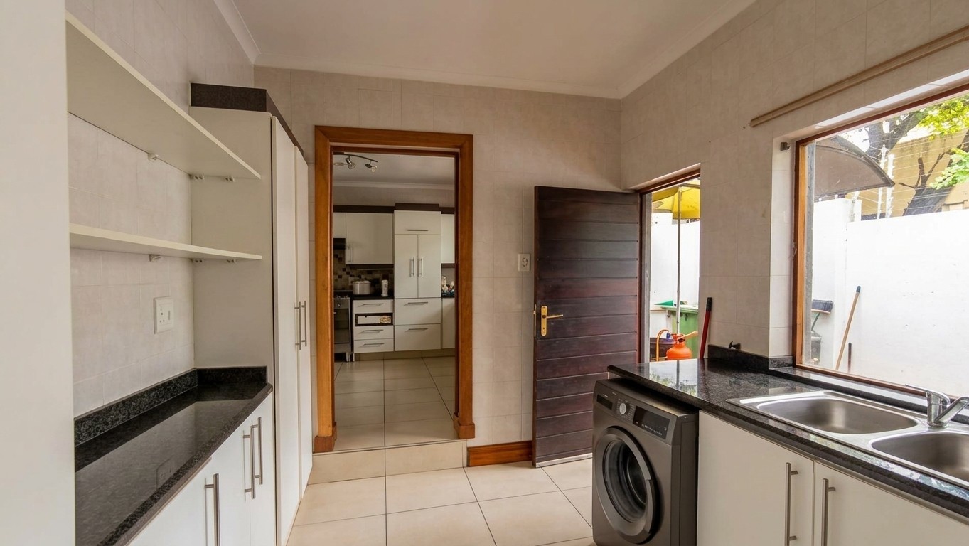 House for sale in Dowerglen, Edenvale, 449 m²